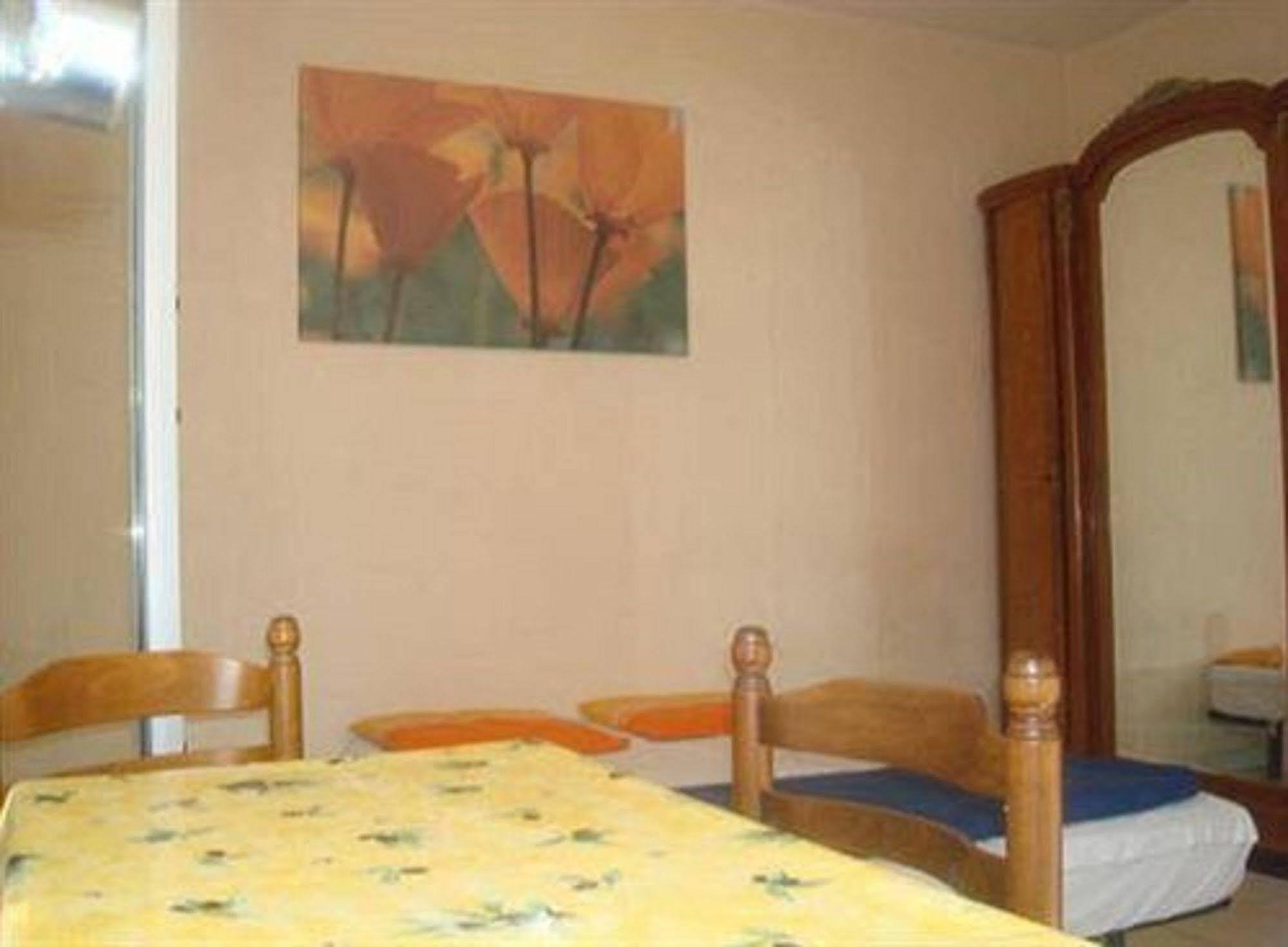 Hotel Richard Paříž Exteriér fotografie A bedroom in a hostel
